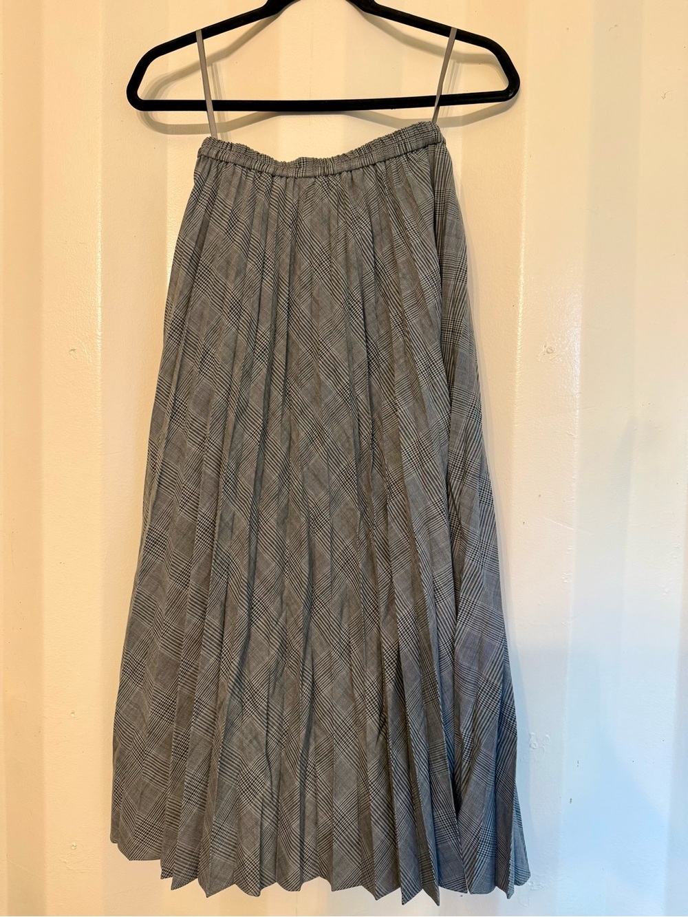 Uniqlo Gray Pleated Midi Skirt with Subtle Check
